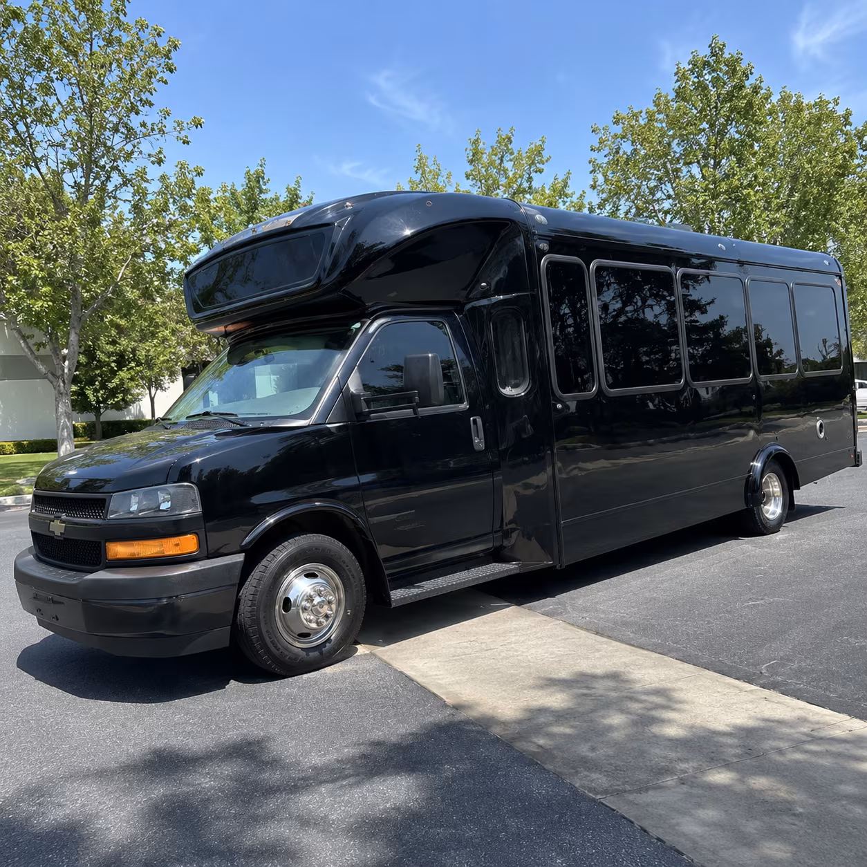 camden 15 passenger party bus