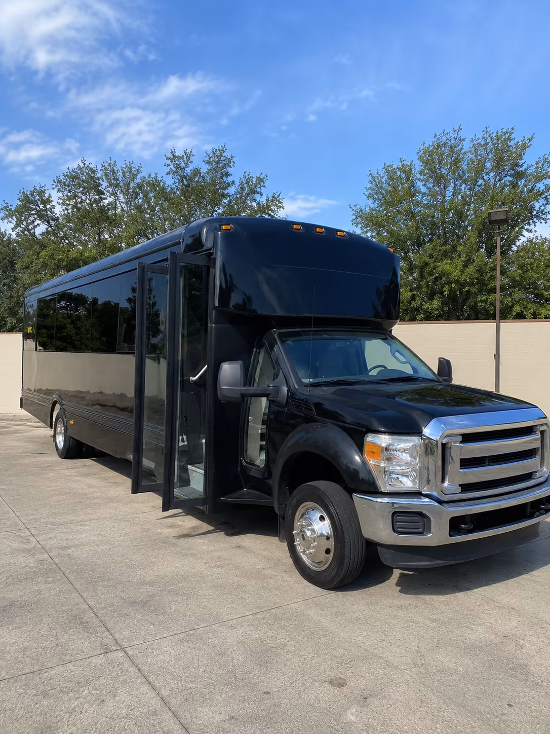 camden 20 passenger party bus