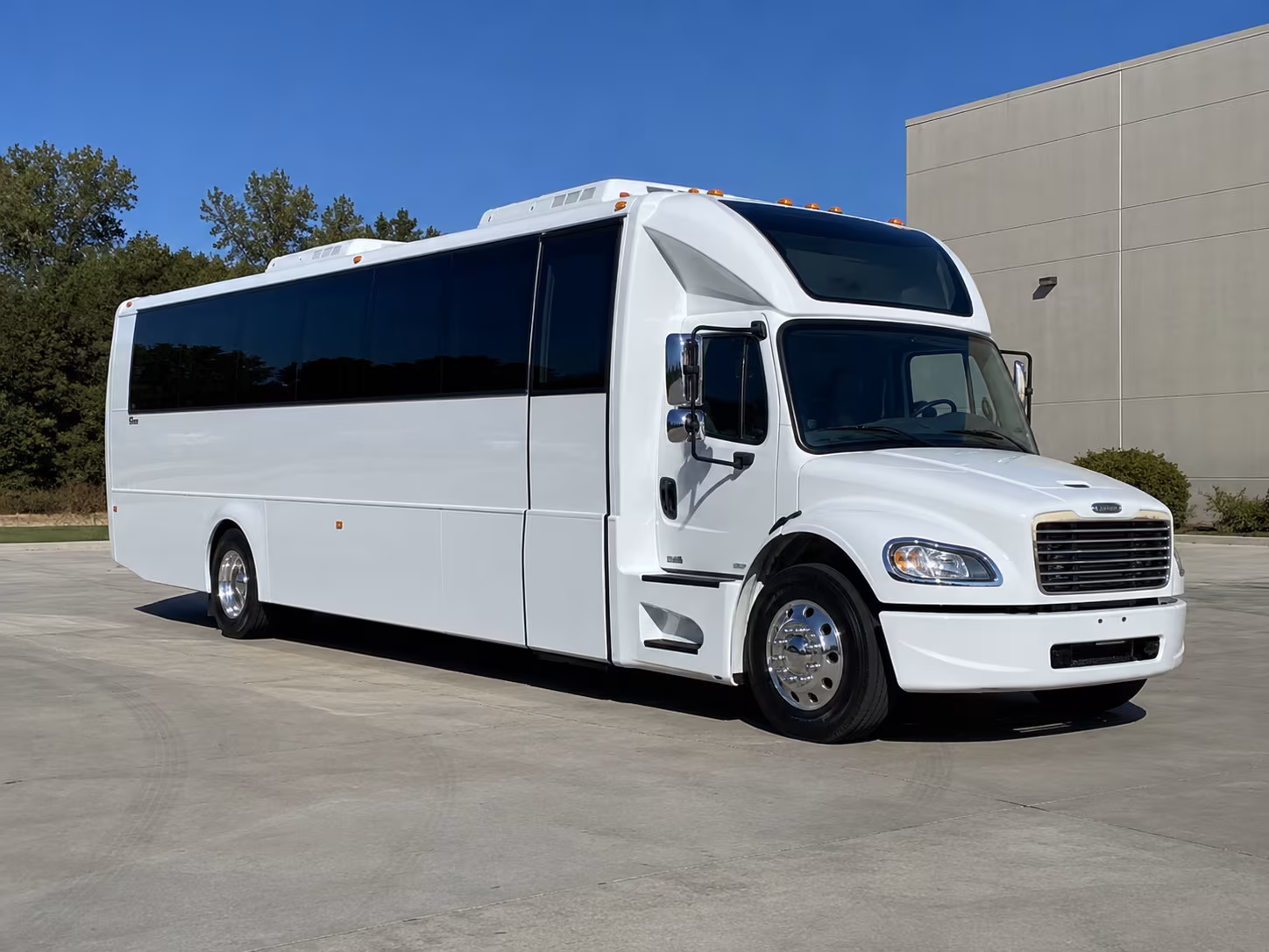 camden 28 passenger party bus